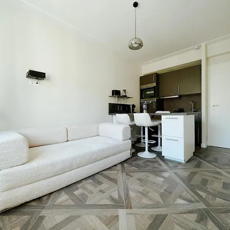 Charming Apartment, Air-conditioned And Centrally Located *