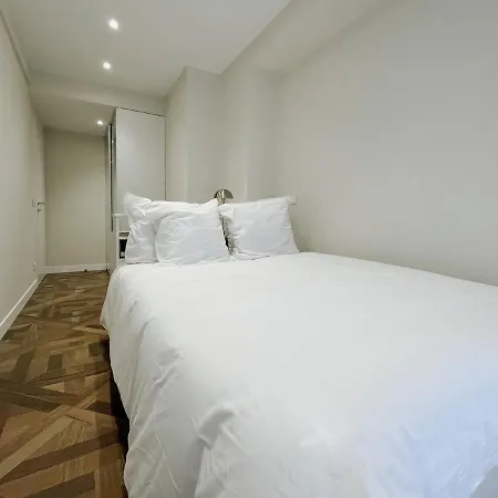 Apartman Charming Apartment, Air-conditioned And Centrally Located