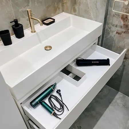 Charming Apartment, Air-conditioned And Centrally Located