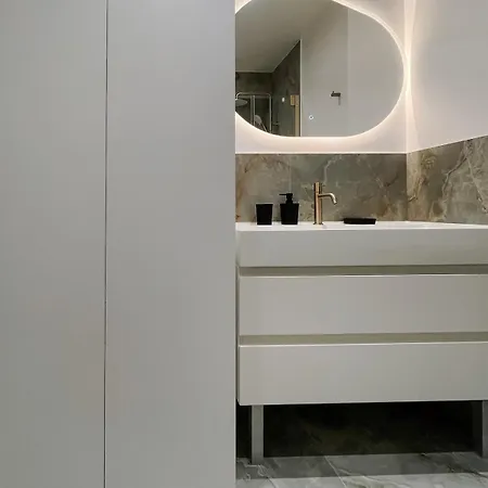 Apartman Charming Apartment, Air-conditioned And Centrally Located
