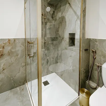 Apartman Charming Apartment, Air-conditioned And Centrally Located