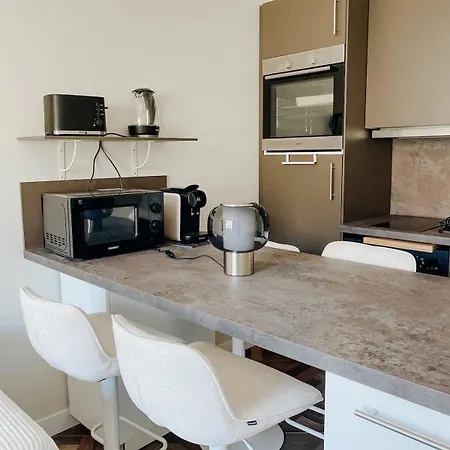 Apartman Charming Apartment, Air-conditioned And Centrally Located